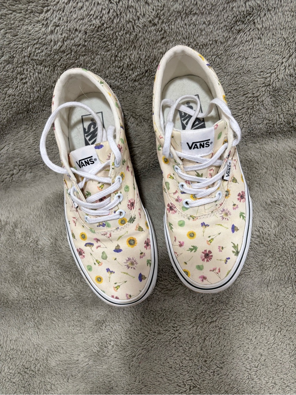 Vans women’s  Cream Canvas Sneakers with Multicolor Floral Print